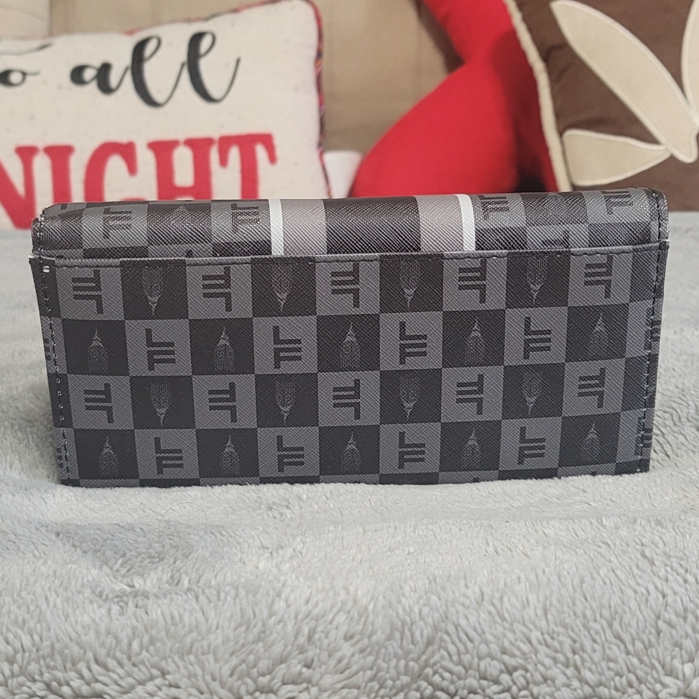 LONDON FOG Checkered Wallet - Picture 2 of 2